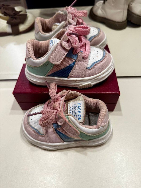 Детская обувь разных размеров и моделей 7