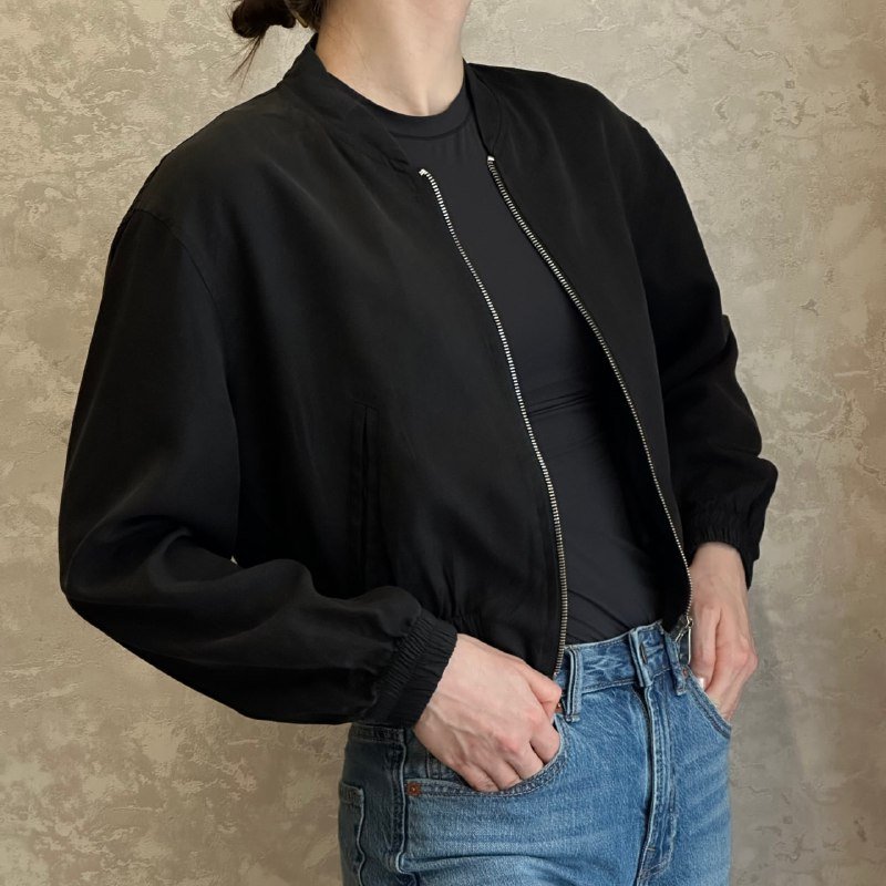 Zara бомбер, bershka светло-голубые джинсы, Zara темно-синие джинсы-бананы