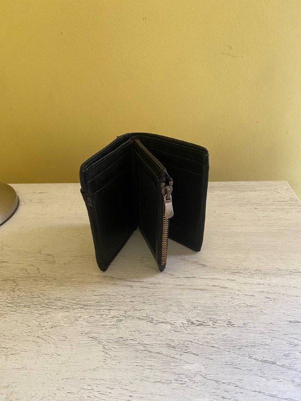 книги, зарядное устройство, парфюм, кошельки, футболки, куртка 5