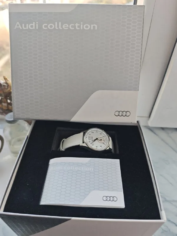 Оригинальные часы Audi 1
