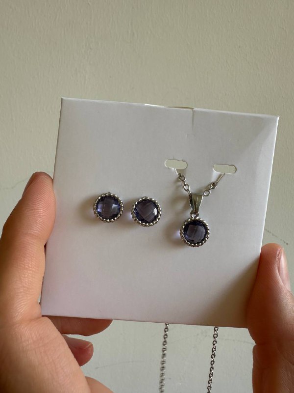 Сет сережек-гвоздиков и подвески с фиолетовыми камушками 2