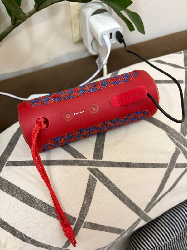 Инстакс, микрофон-колонка, JBL Flip 4, стол, кресло, стойка для микрофона, настольная лампа 3