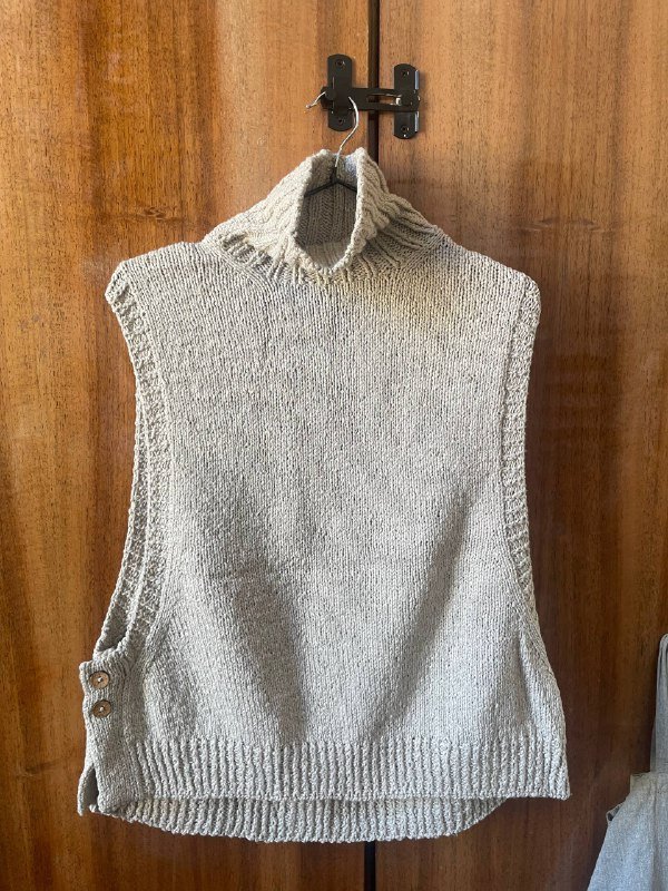 Серая куртка sweatybetty, черный пуховик Celio, серая поддевка Uniqlo, свитер H&M, бежевая жилетка