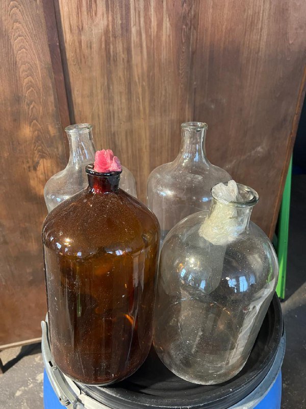 Ёлки, стеклянные бутыли, пластиковая ёмкость, комплект для ванной 7