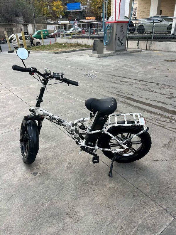 электросамокат с шлемом и зарядкой