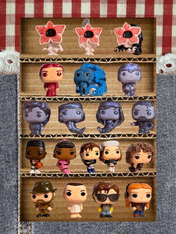 Фигурки Киндер джой и Очень странные дела комплект