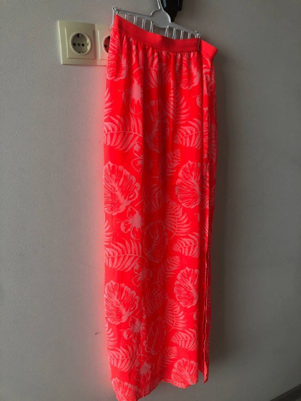 Яркая новая юбка с разрезами по бокам