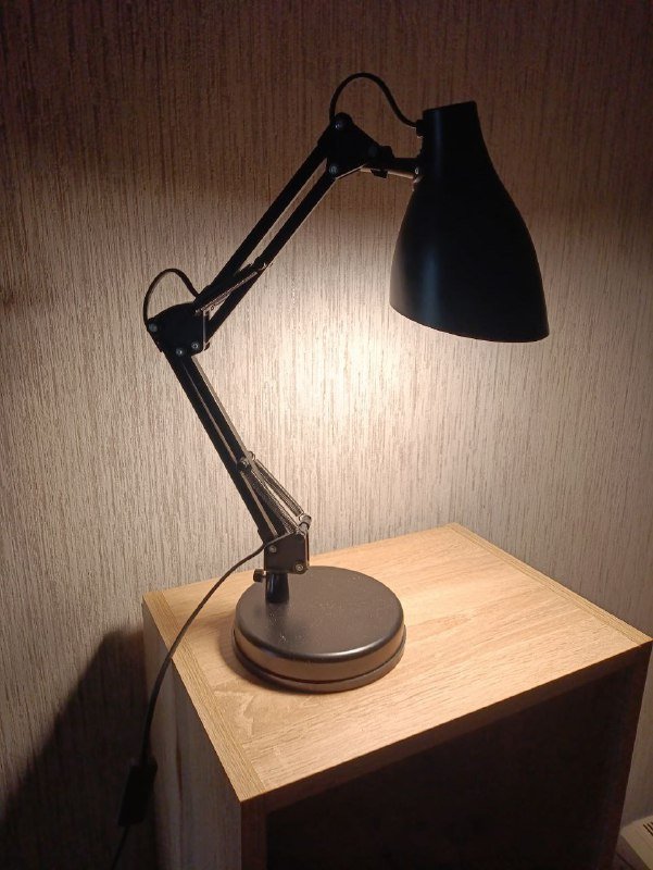 Лампы, стол, рабочее кресло Chairman 6