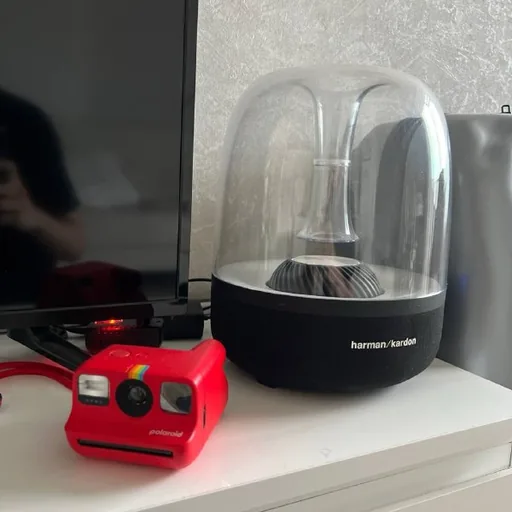 Колонка Harman Kardon, фотоаппарат Polaroid