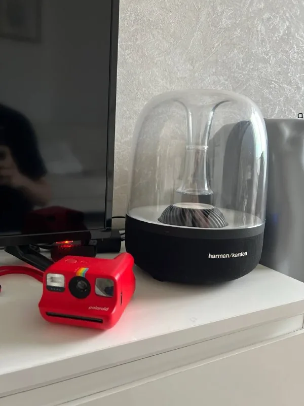 Колонка Harman Kardon, фотоаппарат Polaroid