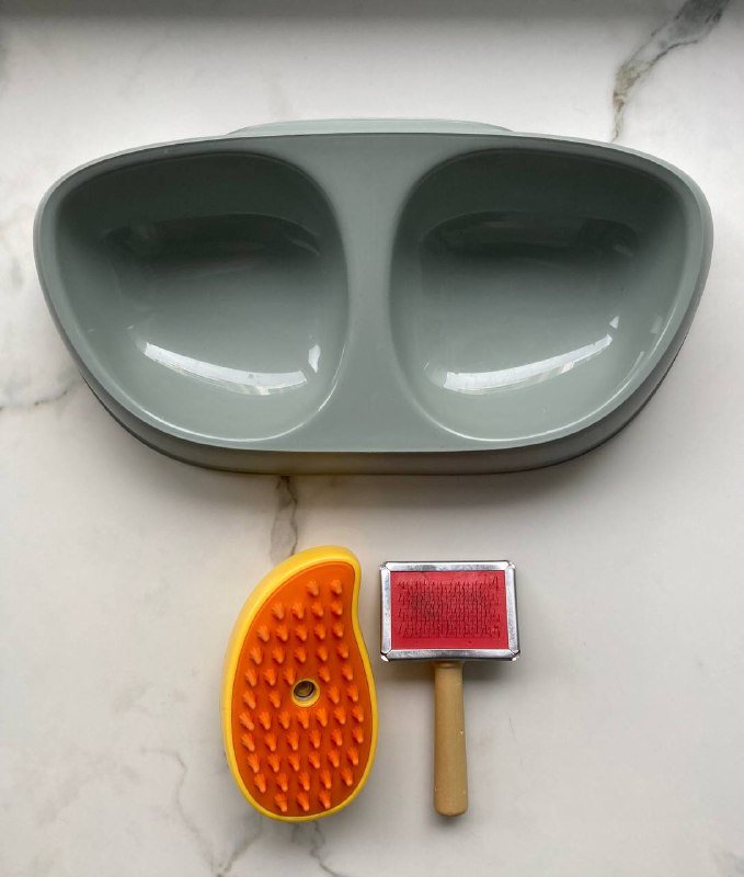 кормушка, поилка, щётки, игрушки для кошек и собак