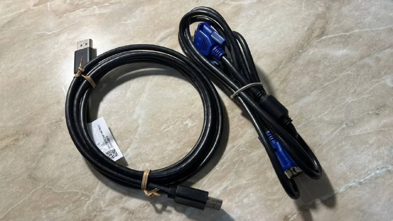 Display Port и VGA кабели