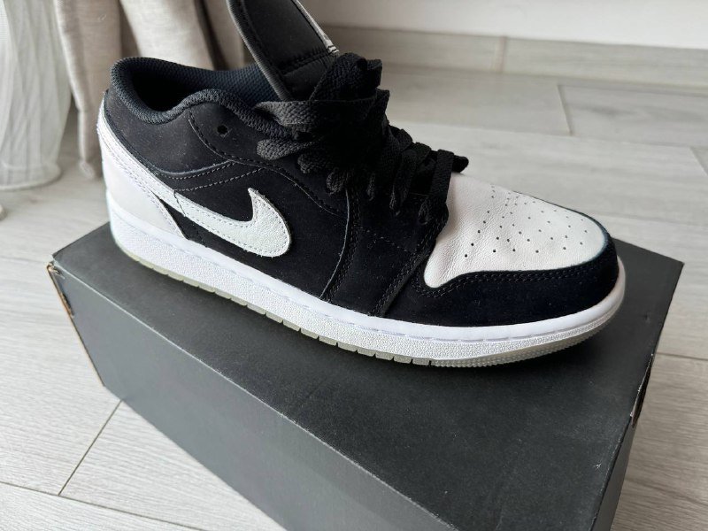 Кроссовки Nike оригинал размер 7.5 5