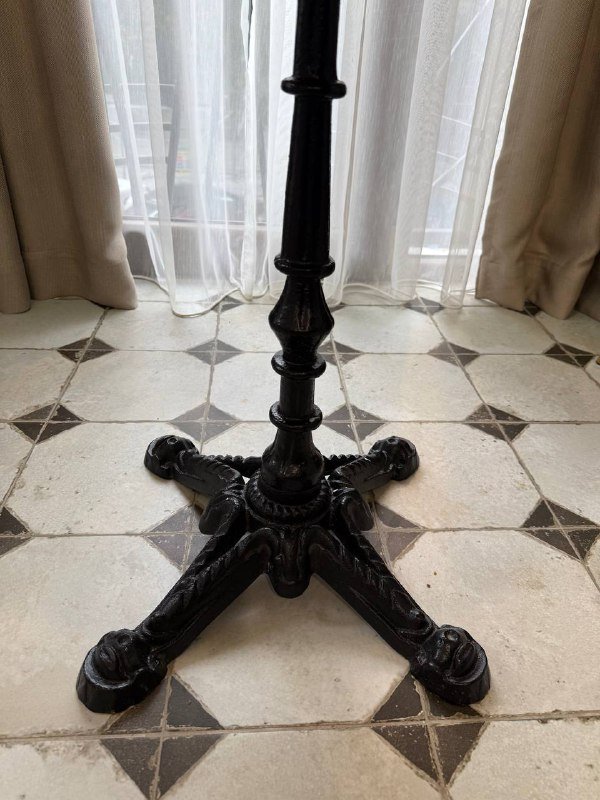 Стол с чугунной ножкой и деревянной столешницей 2