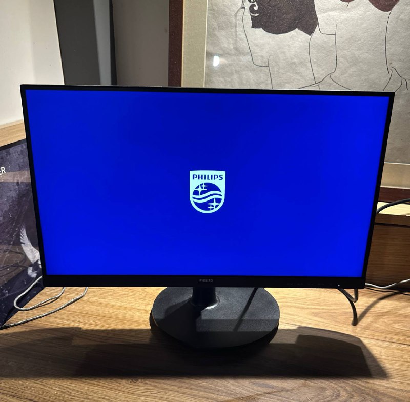 Два монитора PHILIPS V Line, кофемашина