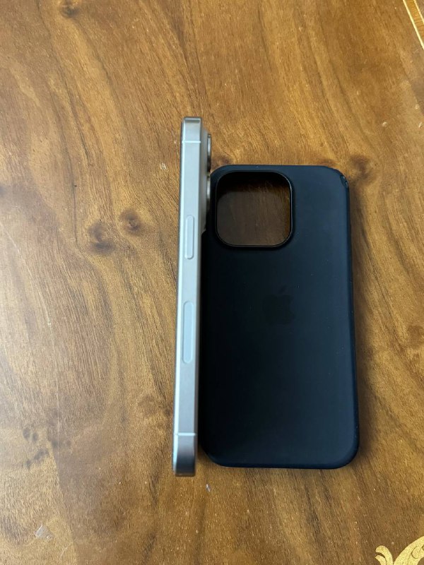 iPhone 15 Pro, 1TB, perfect condition, includes cable and case 3