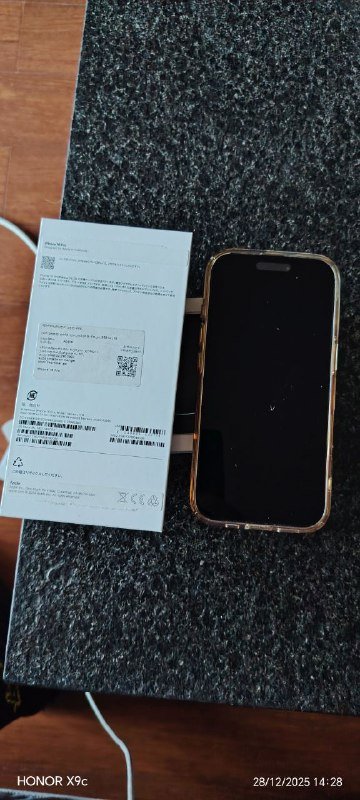 iPhone 16 Pro с чехлом и аксессуарами