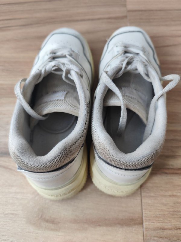 Кроссовки Lacoste белые, джинсы Zara, зимняя шапка 10