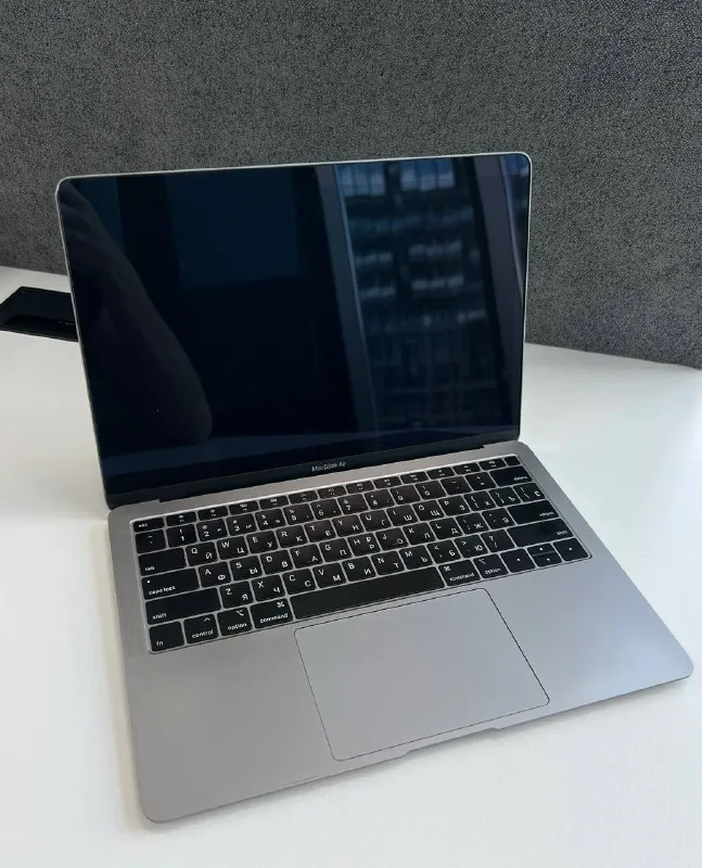 MacBook Air 13 2019, 8 GB RAM, 128 GB SSD 1