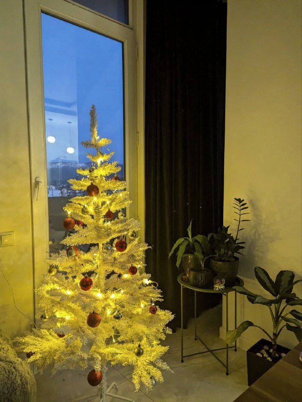 Новогодняя елка с игрушками