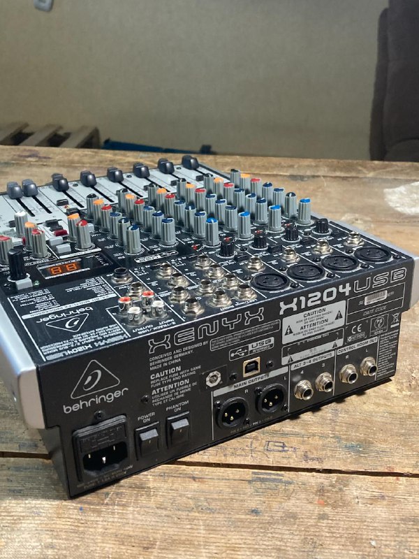 Микшерный пульт Behringer Xenyx X1204 USB 3