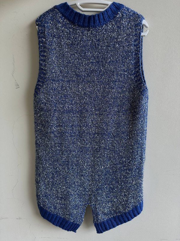 Вязаный жилет с V-образным вырезом и серебристой травкой 3