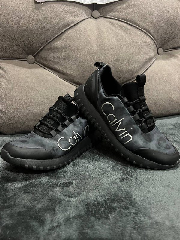 Кофта зеленая, джинсовая юбка, шлепки Lacoste, туфли на танкетке, кроссовки Calvin, черные туфли 8