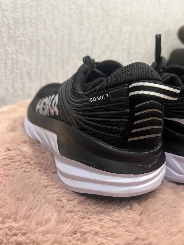 Невероятные кроссовки Hoka bondi 7, размер 40 6