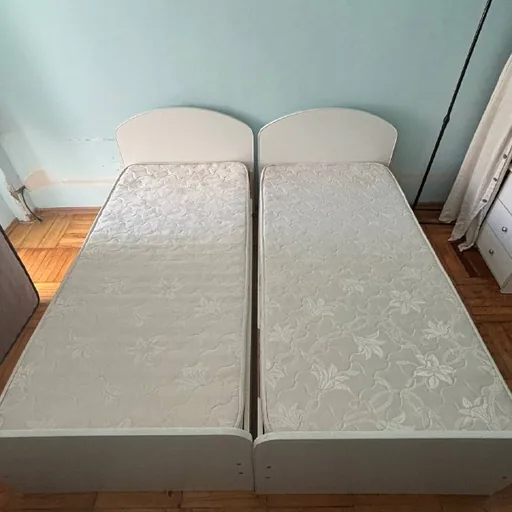 Две кровати с матрасами