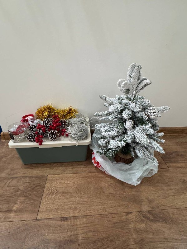 Елка, игрушки, 2 гирлянды