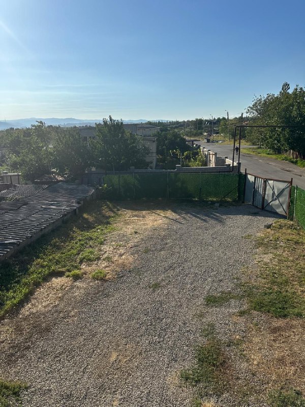 Дом 5 спален с подвалом, земельным участком 8