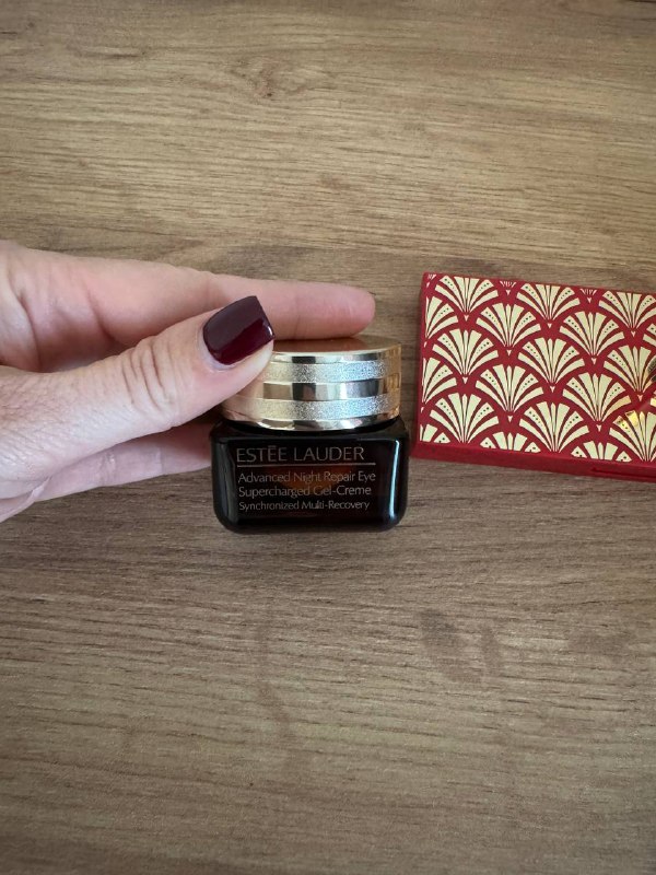 Палетка, крем для глаз, помады, тушь Estée Lauder 5