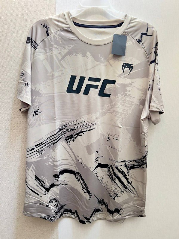 Куртка Tommy Jeans, футболки Nike, Super Bowl, UFC, шорты Skora и OAKLEY, свитшот беговой 4