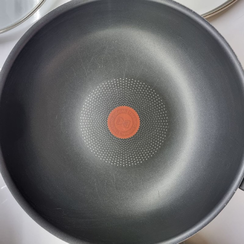 сковорода Tefal 28 см, сковорода Tefal вок 28 см, кастрюля 3л, кастрюля 4 л, фильтр Dafi, блендер Scarlett, стеклянные формы для запекания, силиконовые формы для кексов, нож Imarku, деревянная доска 3