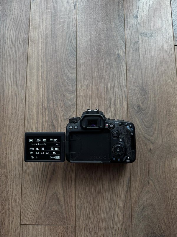 Камера Canon EOS 90D (body) с объективом Canon EF 100mm 1:2.8 USM 2