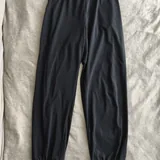 Вешалки, спортивный топ Oysho, брюки, джинсы, платья 4