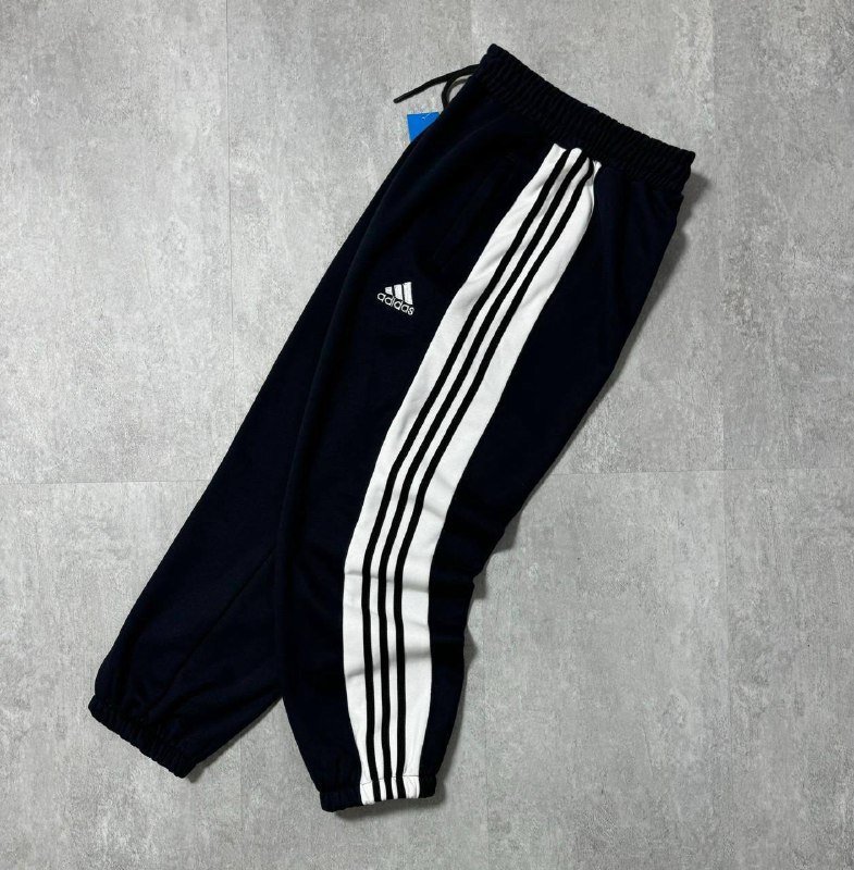 Adidas чёрные штаны с белыми полосами