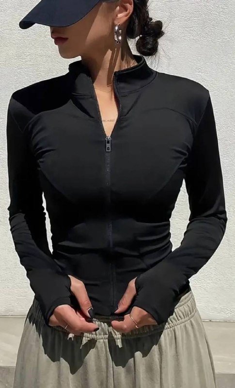 Женская спортивная водолазка и черные лосины 6