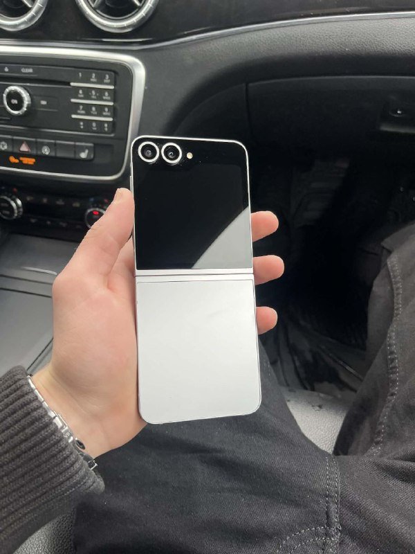 Samsung ZFlip 6 с оригинальным кожаным чехлом