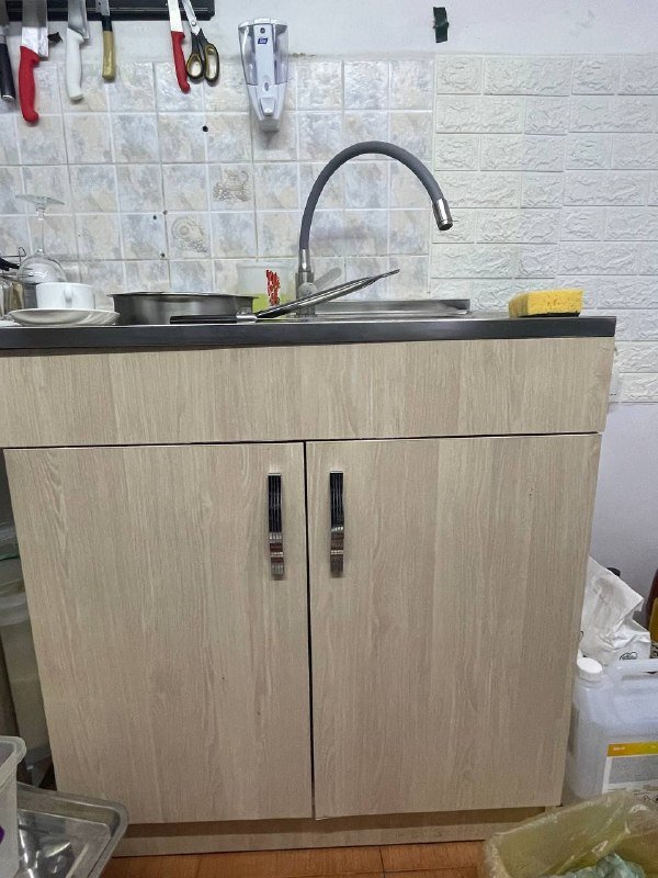 Раковина с тумбой, барная стойка, столы, стулья, кресла, кофемолка