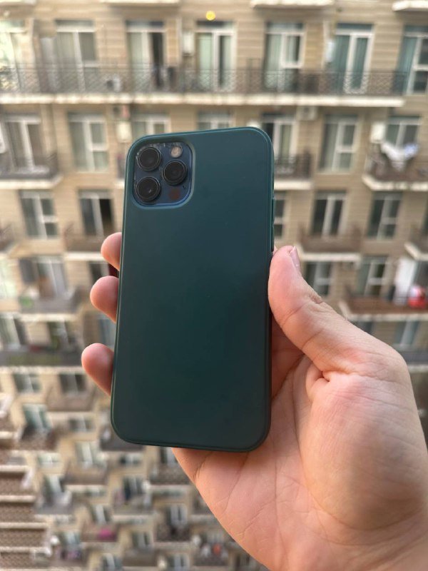 iPhone 12 Pro 256GB с дефектами и двумя чехлами