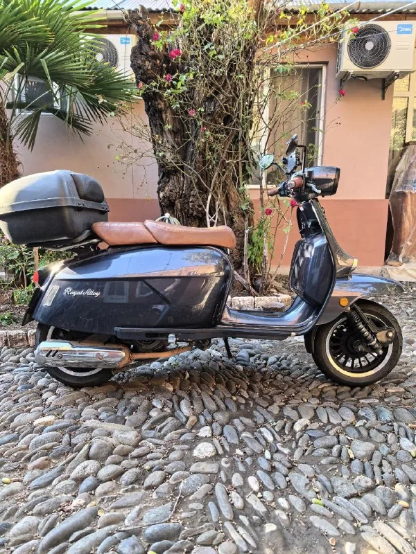 Royal Alloy 125, скутер 1