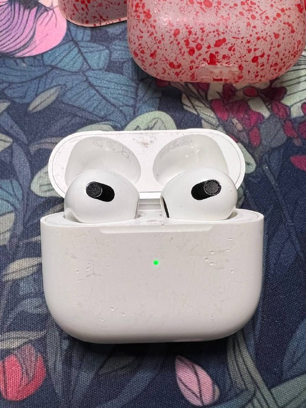 AirPods 3, два чехла