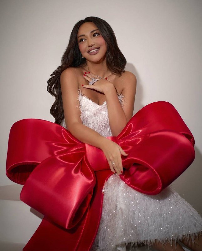 Брендовое белое платье с открытыми плечами 4