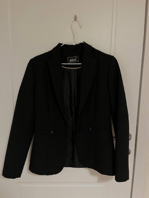 куртка бежевая, куртка черная, свитер молочный, пиджак черный, кеды converse 4