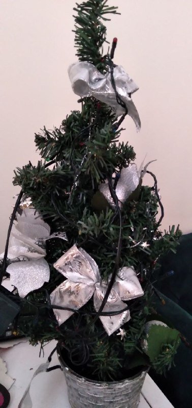 Искусственная елка с гирляндой 45см