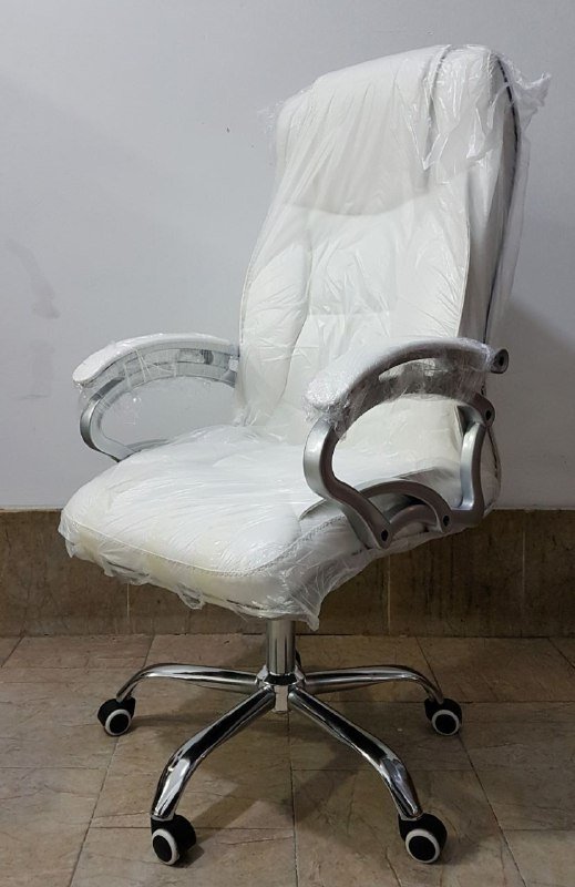 Белое офисное компьютерное кресло руководителя