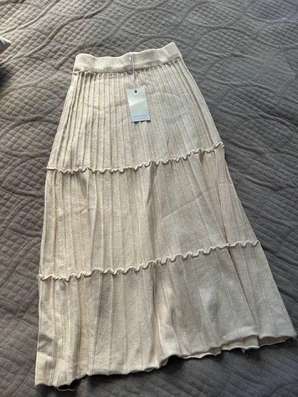 Пиджак Guess, тренч, комплект кофта и майка, юбка, свитер, кожаные штаны Zara, брюки Манго, толстовка Nike, черное платье Bershka, синие штанцы 9