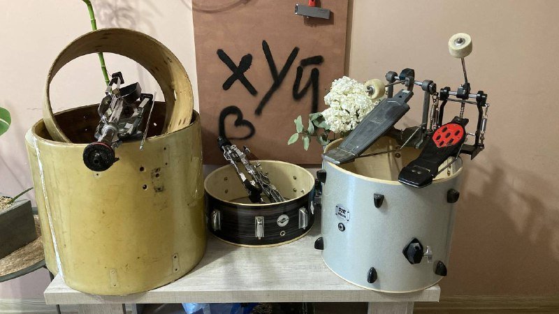 Барабаны малый, том, бочка, стойки, тарелка, педали