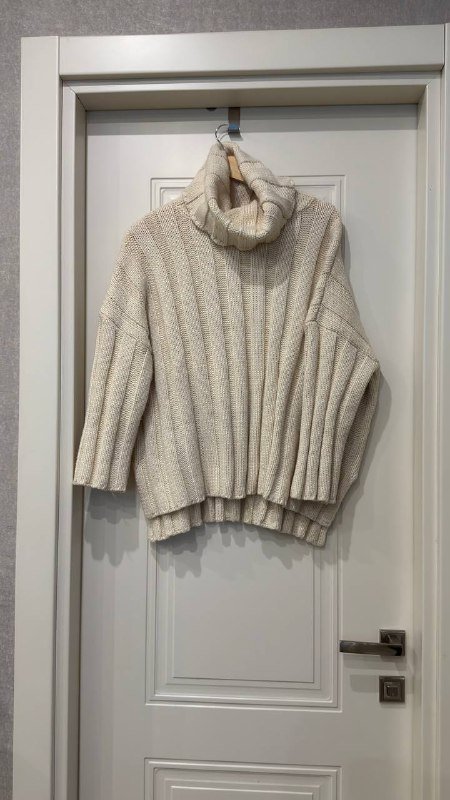 Свитер, джинсы, тренч, платье, спортивная кофта, куртка косуха